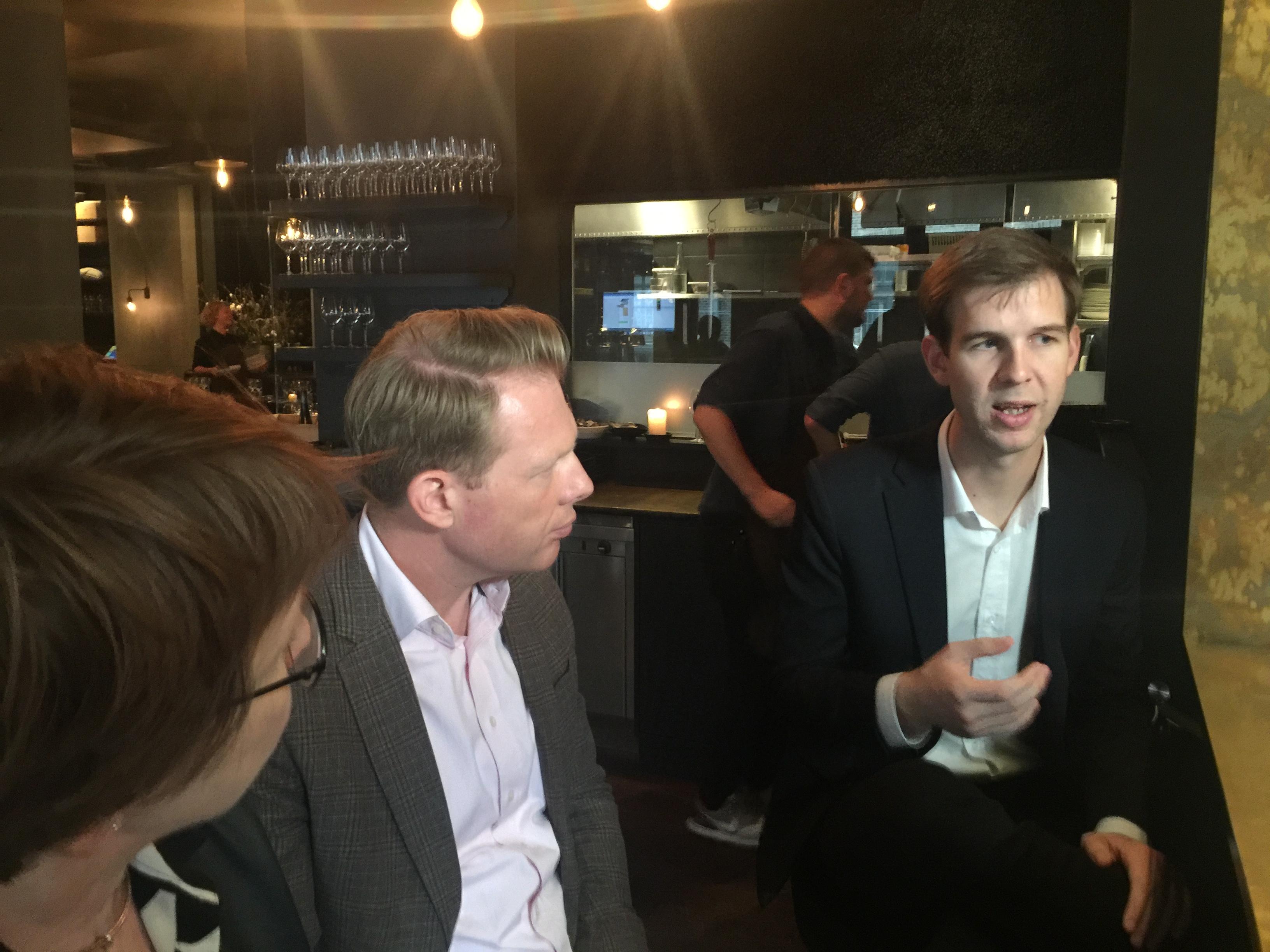 Worldcom PR Group partnerit Tiinu Wuolio Suomesta, Patrik Schober Tšekistä ja Anders Sigsgaard-Rasmussen Tanskasta mittaamisjatkoilla